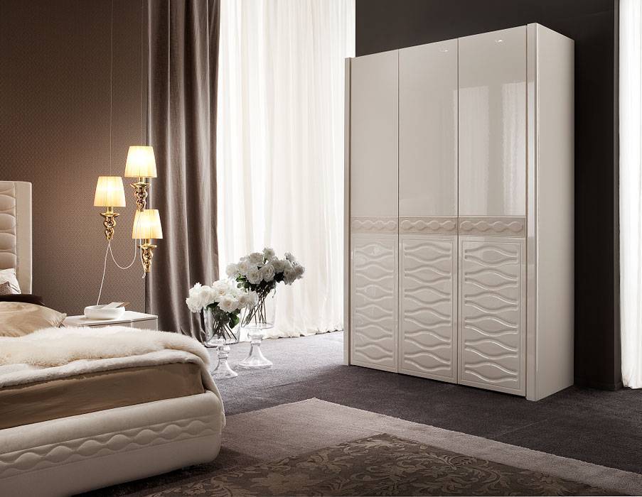 Шкаф для спальни белого цвета
