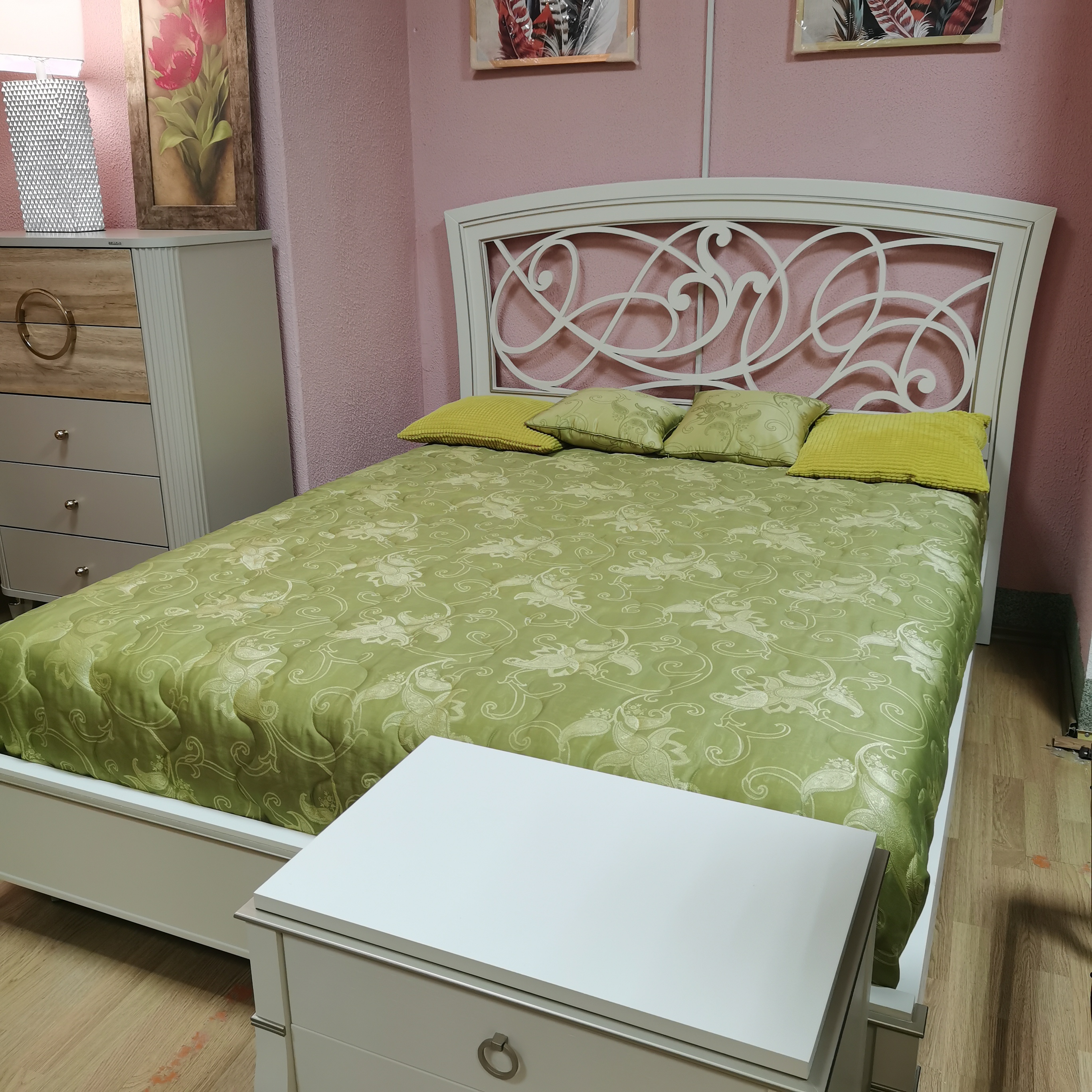 Кровать Valeria, двуспальная, 160x200 см, изголовье Toscana с резьбой, цвет: lino (00470184/00470182) экспо00470184+00470182