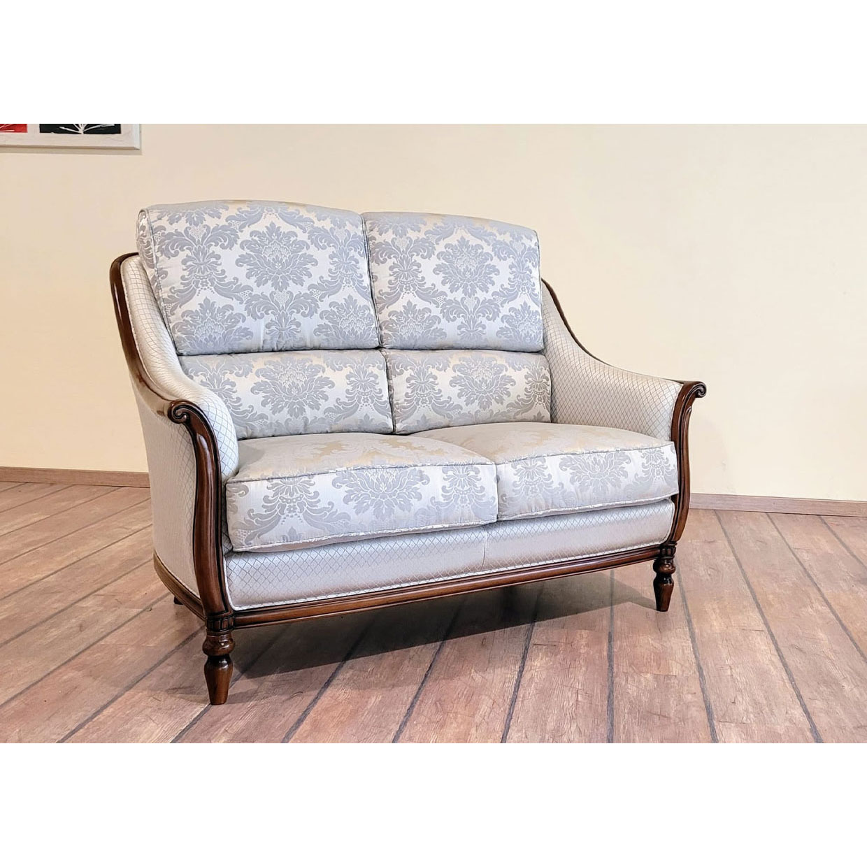 Диван 2х местный Due Di Flores, ткань Vivaldi dis.08143 col.Grigio/Vivaldi dis.08151 col.Grigio, орех, размер 134х92х99 см Диван 2х местный Due Di Flores, ткань Vivaldi dis.08143 col.Grigio/Vivaldi dis.08151 col.Grigio, орех, размер 134х92х99 см