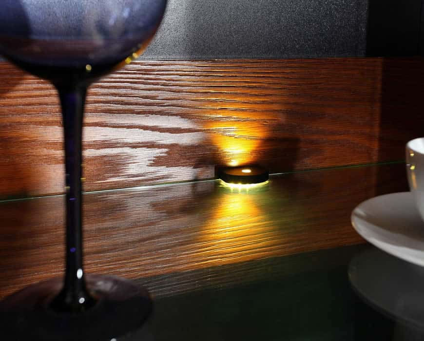 Витрина подвесная Mebin Verano, с подсветкой, размер: 102х34х53, цвет: античный орех + черныйWitrynka wiszaca 2DS z oswietleniem