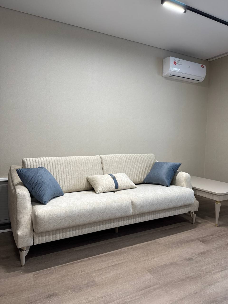 Диван-кровать Bellona Sanvito, 3-х местный, раскладной, цвет: кремовый С0001 (подушки- голубой 202342), 212x93x81 см (SANV-03)SANV-03/202308/202342 Диван-кровать Bellona Sanvito, 3-х местный, раскладной, цвет: кремовый С0001 (подушки- голубой 202342), 212x93x81 см (SANV-03)SANV-03/202308/202342