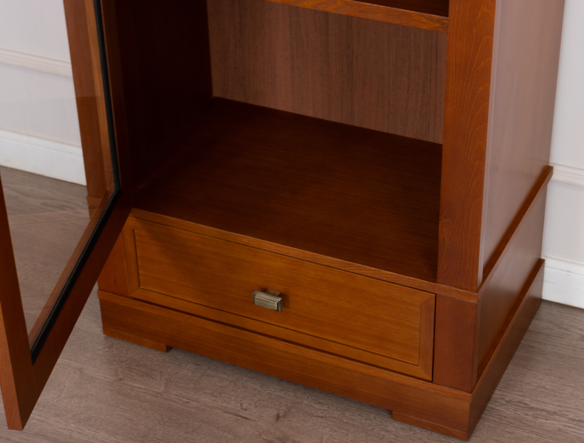 Шкаф книжный Валенсия, размер 71х40х218 см, цвет: черешня (M2009)M2009 Шкаф книжный Валенсия, размер 71х40х218 см, цвет: черешня (M2009)M2009