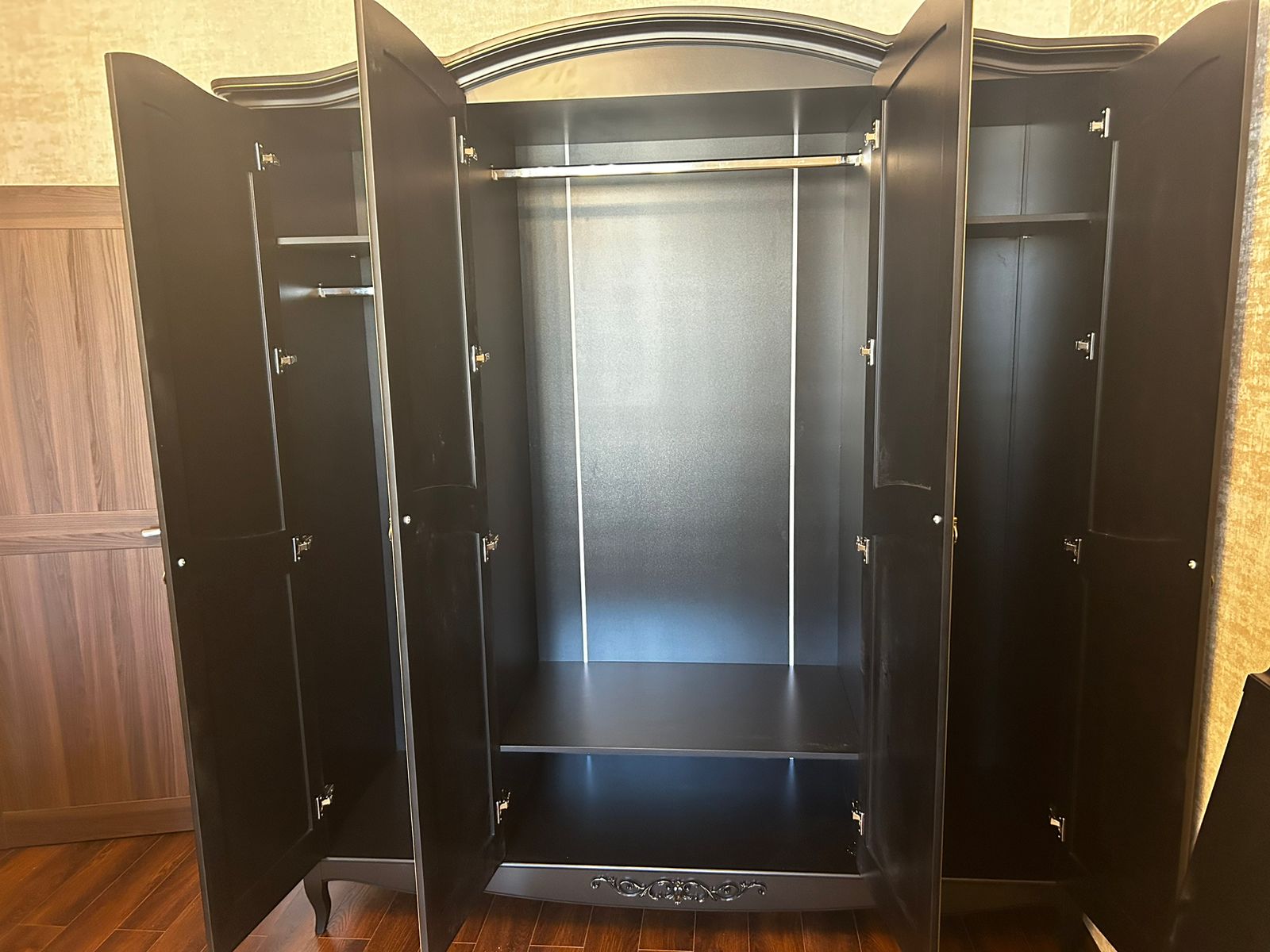 Шкаф платяной Aletan Provence Wood, 4-х дверный, цвет: черный-дерево 209х66х226 см (W804BL)W804BL Шкаф платяной Aletan Provence Wood, 4-х дверный, цвет: черный-дерево 209х66х226 см (W804BL)W804BL