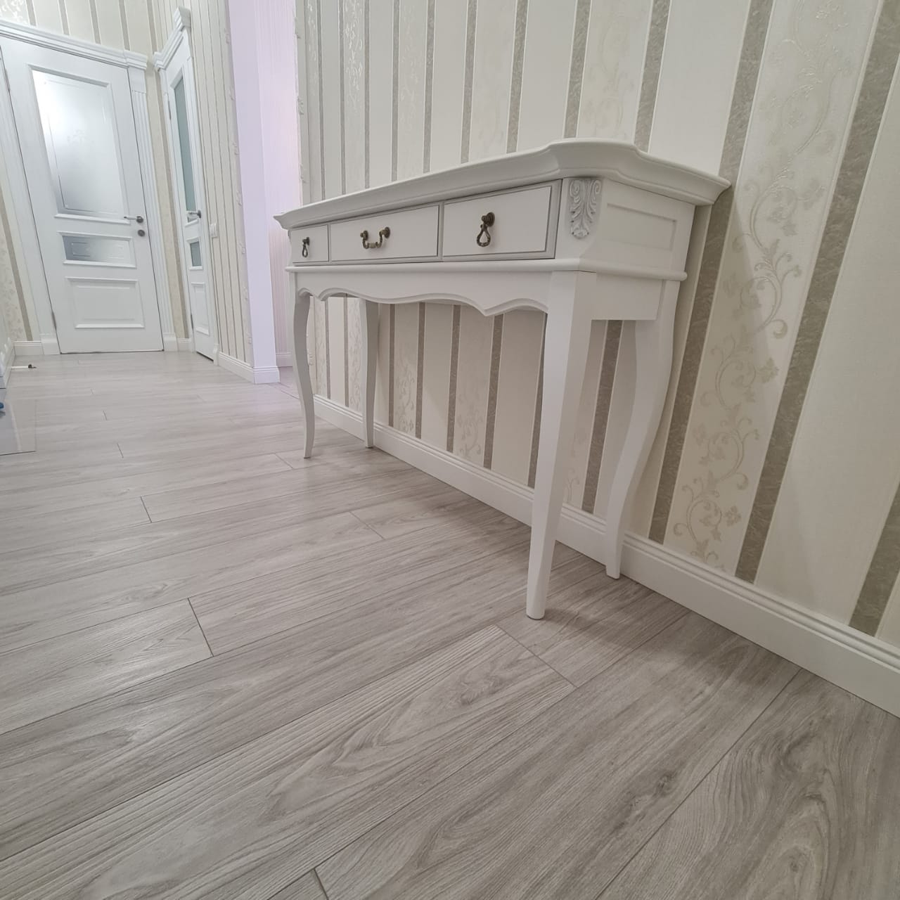 Стол-консоль Aletan Provence, 3 ящика, цвет: слоновая кость, размер 124х43х78 см (B903)B903 Стол-консоль Aletan Provence, 3 ящика, цвет: слоновая кость, размер 124х43х78 см (B903)B903