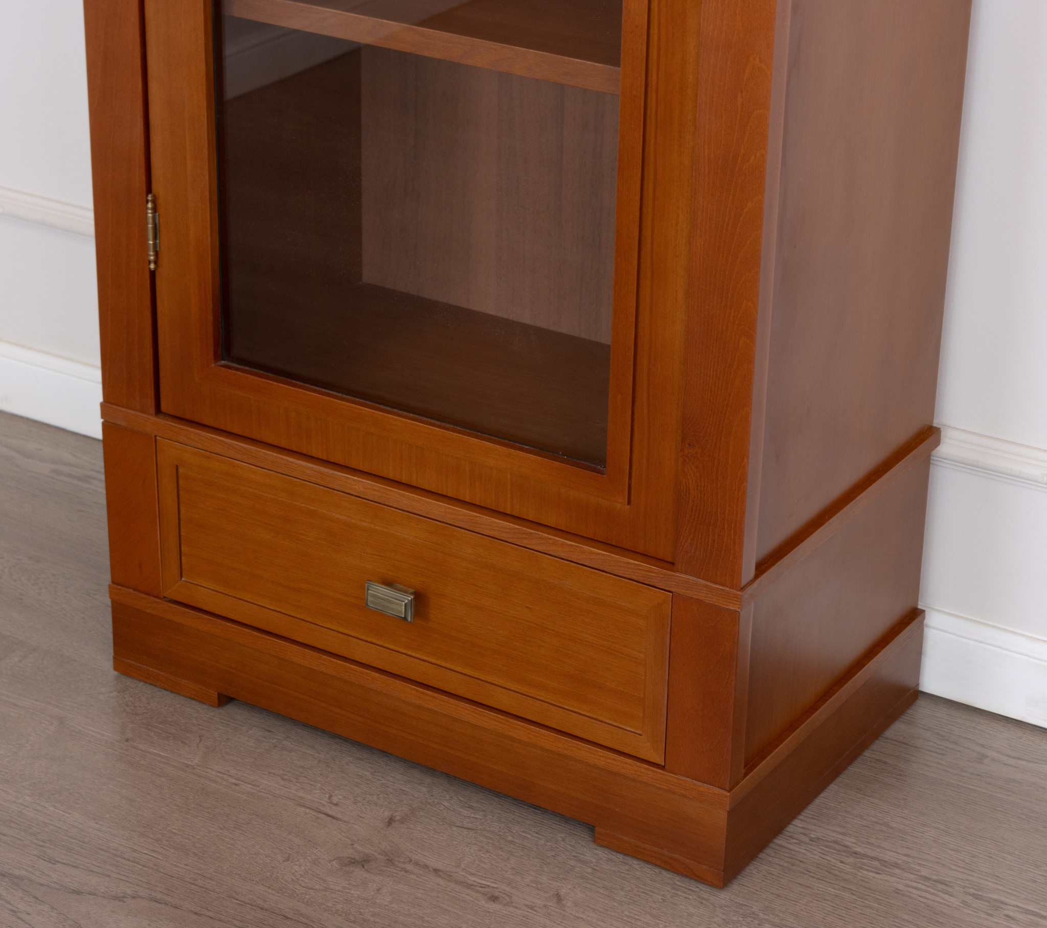 Шкаф книжный Валенсия, размер 71х40х218 см, цвет: черешня (M2009)M2009 Шкаф книжный Валенсия, размер 71х40х218 см, цвет: черешня (M2009)M2009