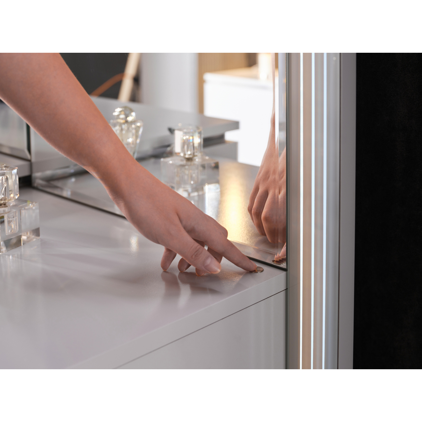 Стол туалетный Bellona Loretto, с комодом и зеркальной панелью, цвет: серый, размер 119x46x170 см (LORET-35)LORET-35 Стол туалетный Bellona Loretto, с комодом и зеркальной панелью, цвет: серый, размер 119x46x170 см (LORET-35)LORET-35