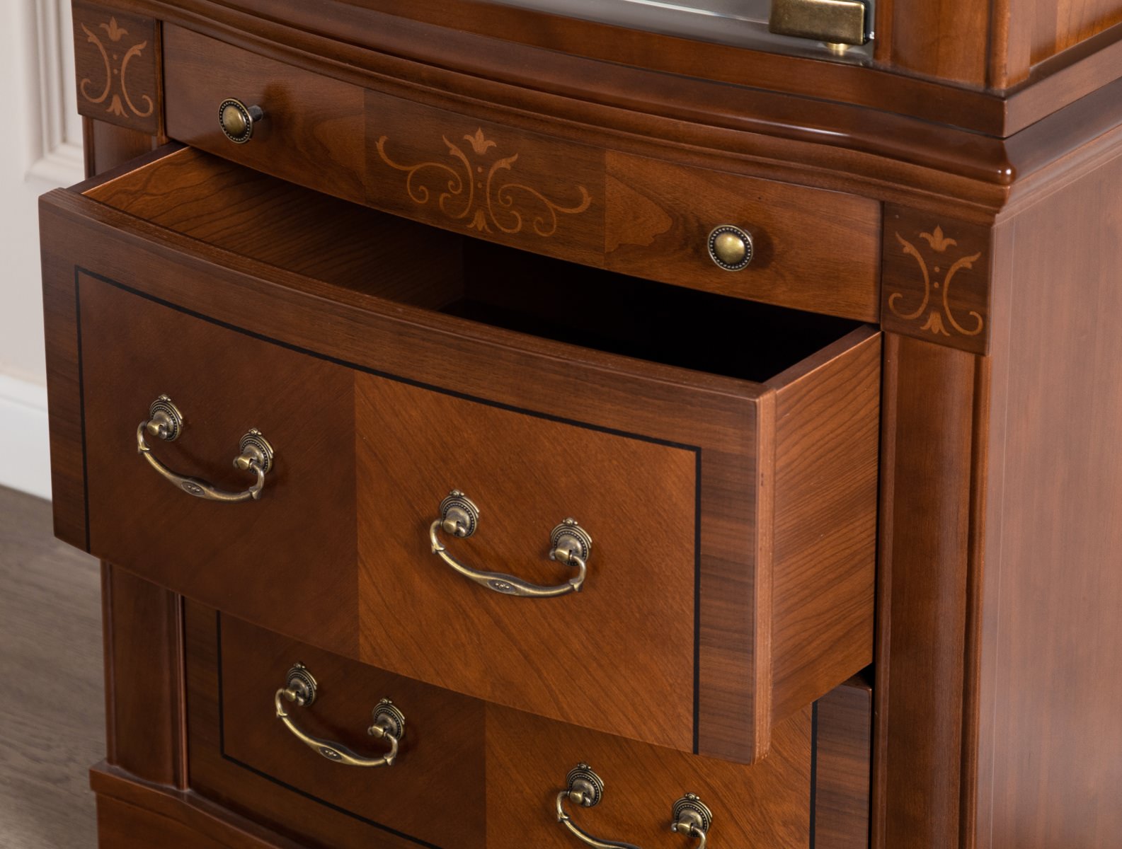 Витрина Panamar Classico на тумбе, цвет: орех/черешня/белый, 62x44x201 см (807.001.P+837.000.P)807.001.P+837.000.P Витрина Panamar Classico на тумбе, цвет: орех/черешня/белый, 62x44x201 см (807.001.P+837.000.P)807.001.P+837.000.P