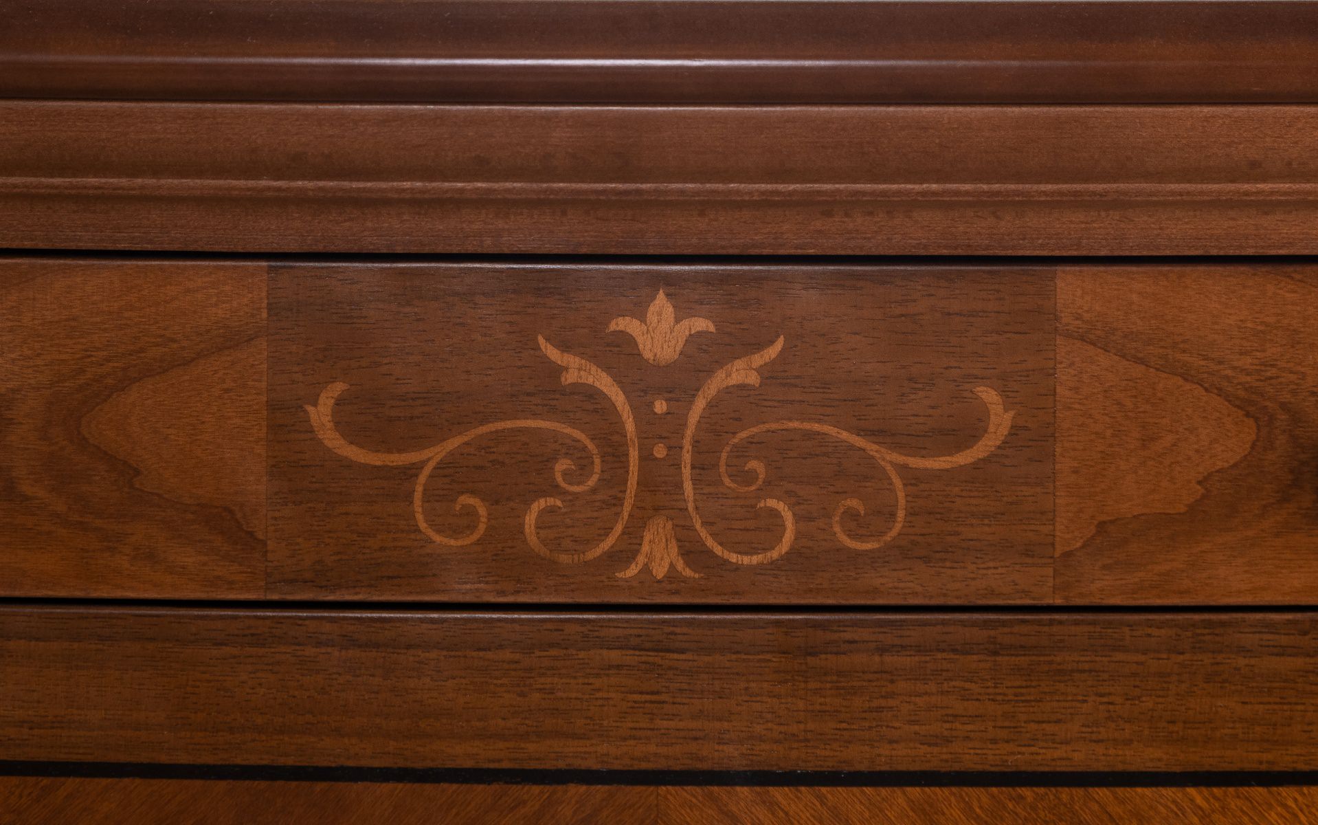 Витрина Panamar Classico на тумбе, цвет: орех/черешня/белый, 62x44x201 см (807.001.P+837.000.P)807.001.P+837.000.P Витрина Panamar Classico на тумбе, цвет: орех/черешня/белый, 62x44x201 см (807.001.P+837.000.P)807.001.P+837.000.P