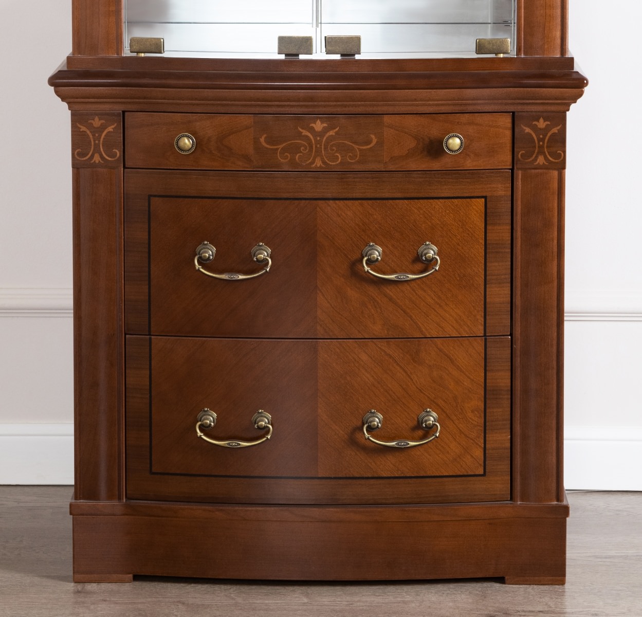 Витрина Panamar Classico на тумбе, цвет: орех/черешня/белый, 62x44x201 см (807.001.P+837.000.P)807.001.P+837.000.P Витрина Panamar Classico на тумбе, цвет: орех/черешня/белый, 62x44x201 см (807.001.P+837.000.P)807.001.P+837.000.P