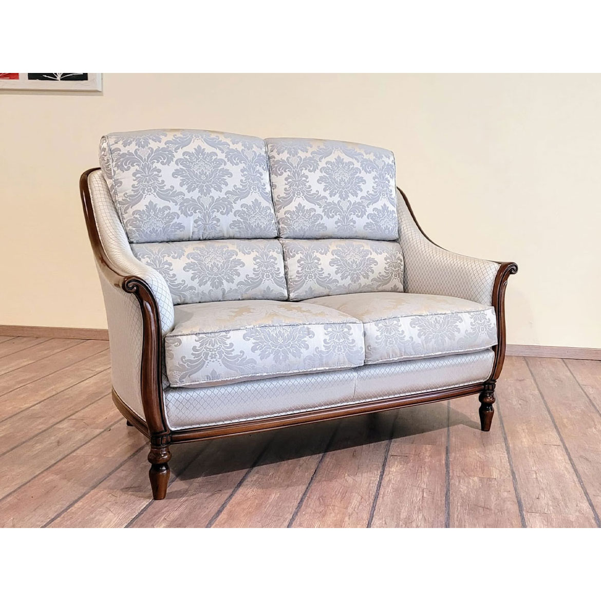 Диван 2х местный Due Di Flores, ткань Vivaldi dis.08143 col.Grigio/Vivaldi dis.08151 col.Grigio, орех, размер 134х92х99 см Диван 2х местный Due Di Flores, ткань Vivaldi dis.08143 col.Grigio/Vivaldi dis.08151 col.Grigio, орех, размер 134х92х99 см