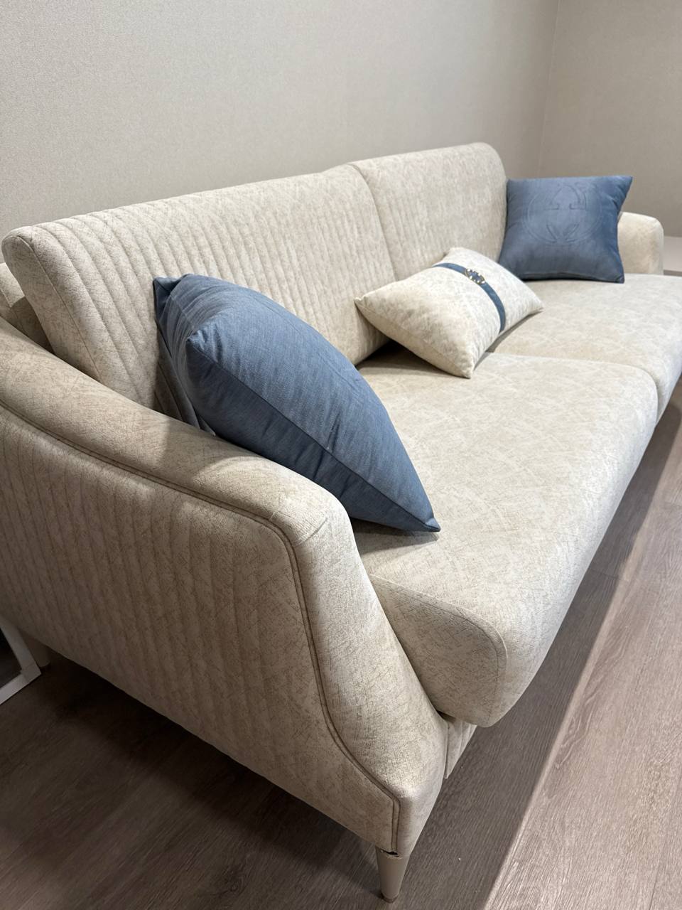 Диван-кровать Bellona Sanvito, 3-х местный, раскладной, цвет: кремовый С0001 (подушки- голубой 202342), 212x93x81 см (SANV-03)SANV-03/202308/202342 Диван-кровать Bellona Sanvito, 3-х местный, раскладной, цвет: кремовый С0001 (подушки- голубой 202342), 212x93x81 см (SANV-03)SANV-03/202308/202342