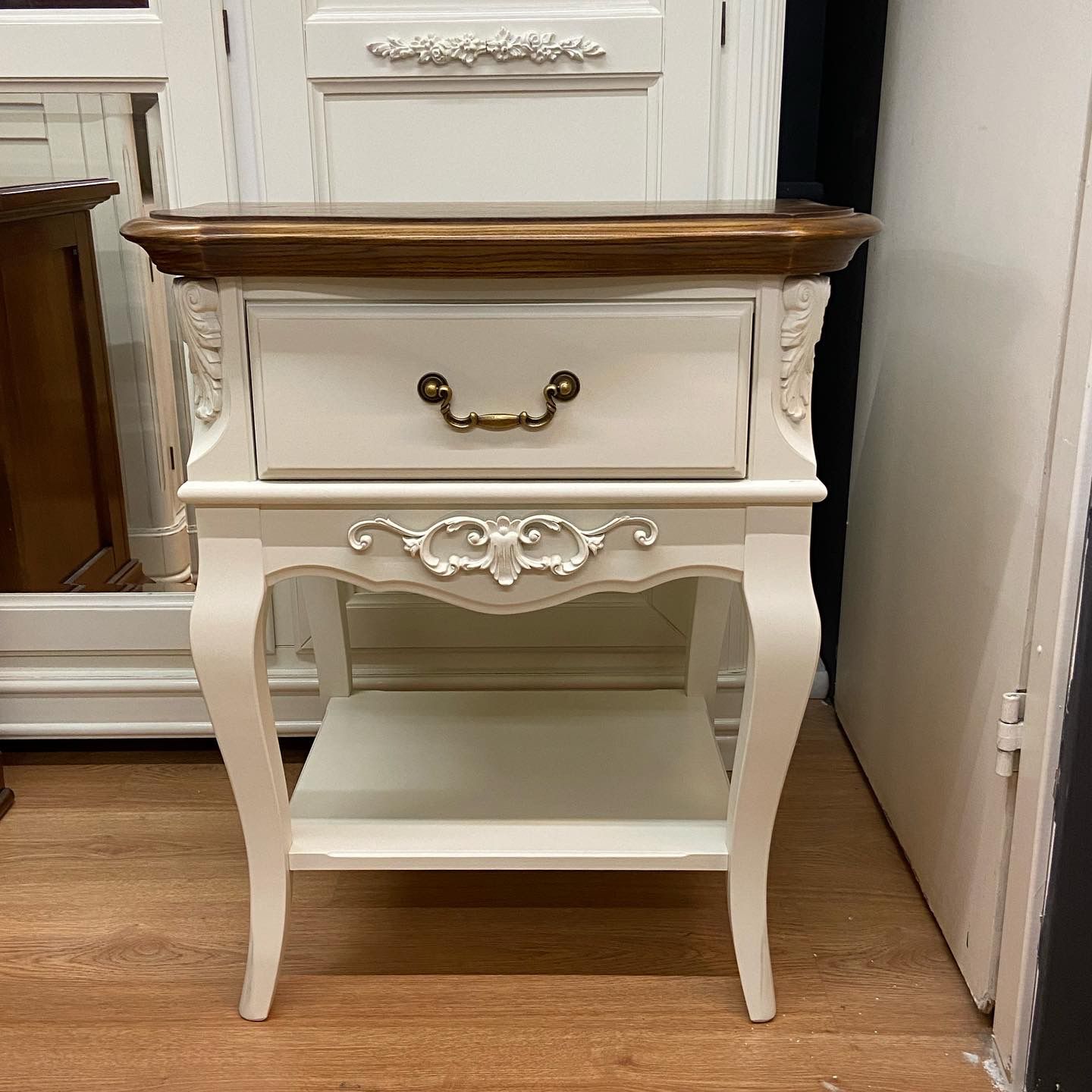 Тумба прикроватная Aletan Provence Wood, 1 ящик, цвет: черный-дерево 56х48х66 см (W301BL)W301BL Тумба прикроватная Aletan Provence Wood, 1 ящик, цвет: черный-дерево 56х48х66 см (W301BL)W301BL