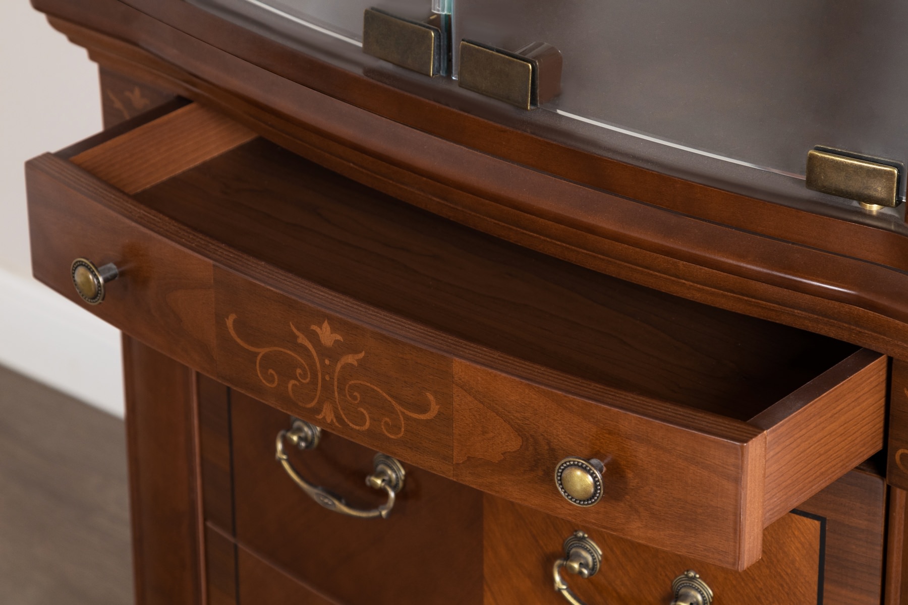 Витрина Panamar Classico на тумбе, цвет: орех/черешня/белый, 62x44x201 см (807.001.P+837.000.P)807.001.P+837.000.P Витрина Panamar Classico на тумбе, цвет: орех/черешня/белый, 62x44x201 см (807.001.P+837.000.P)807.001.P+837.000.P