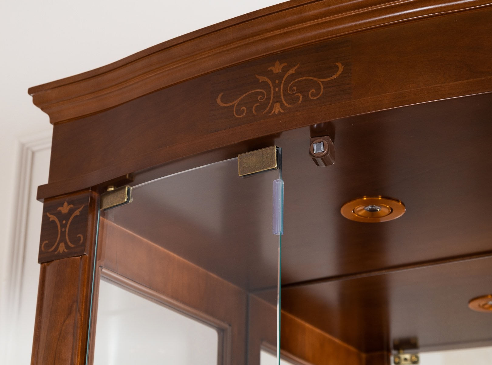 Витрина Panamar Classico на тумбе, цвет: орех/черешня/белый, 62x44x201 см (807.001.P+837.000.P)807.001.P+837.000.P Витрина Panamar Classico на тумбе, цвет: орех/черешня/белый, 62x44x201 см (807.001.P+837.000.P)807.001.P+837.000.P