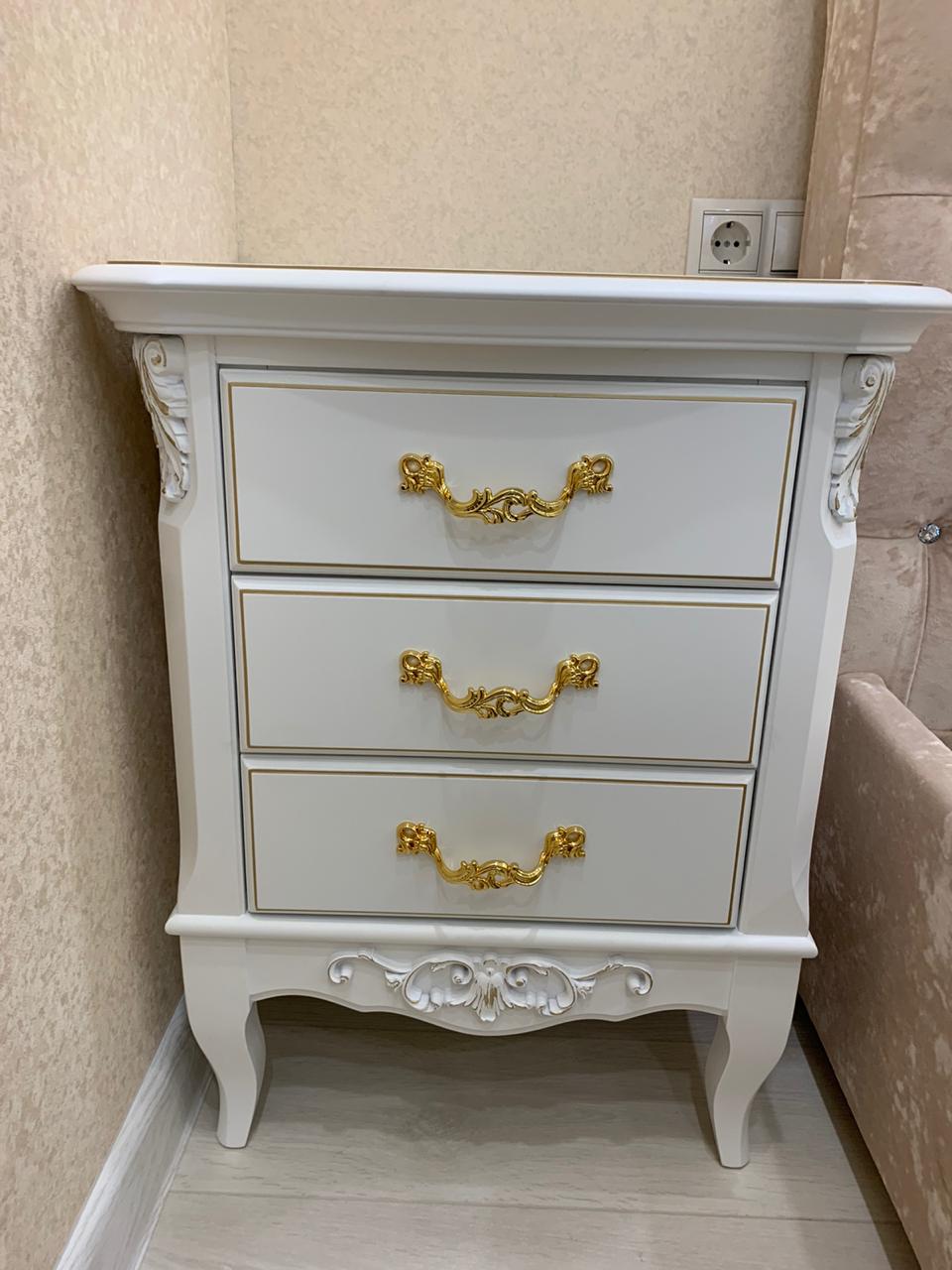 Тумба прикроватная Aletan Provence, 3 ящика, цвет: слоновая кость-золото 56х48х69 см (B303G)B303G Тумба прикроватная Aletan Provence, 3 ящика, цвет: слоновая кость-золото 56х48х69 см (B303G)B303G