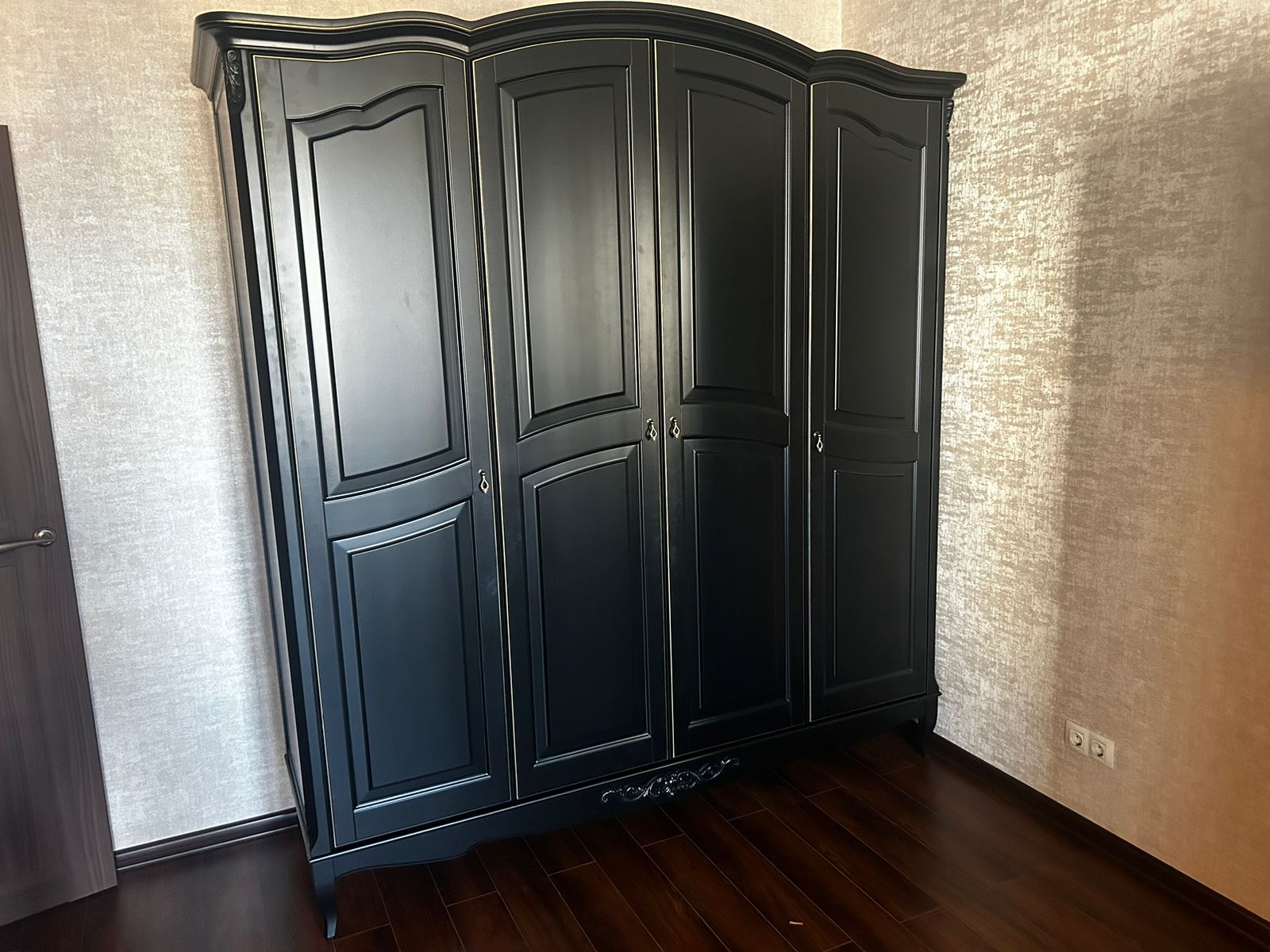 Шкаф платяной Aletan Provence Wood, 4-х дверный, цвет: черный-дерево 209х66х226 см (W804BL)W804BL Шкаф платяной Aletan Provence Wood, 4-х дверный, цвет: черный-дерево 209х66х226 см (W804BL)W804BL