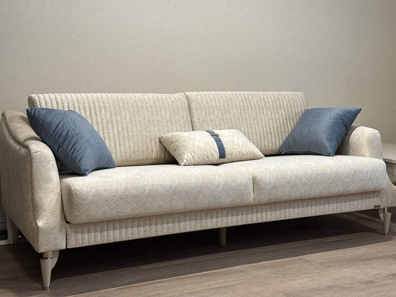 Диван-кровать Bellona Sanvito, 3-х местный, раскладной, цвет: кремовый С0001 (подушки- голубой 202342), 212x93x81 см (SANV-03) Диван-кровать Bellona Sanvito, 3-х местный, раскладной, цвет: кремовый С0001 (подушки- голубой 202342), 212x93x81 см (SANV-03)SANV-03/202308/202342