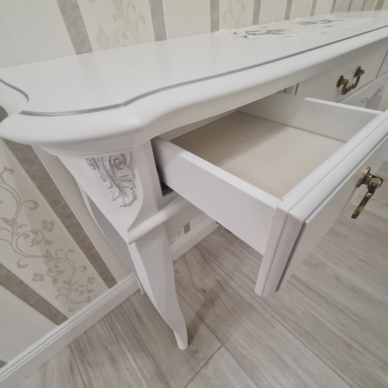 Стол-консоль Aletan Provence, 3 ящика, цвет: слоновая кость, размер 124х43х78 см (B903)B903 Стол-консоль Aletan Provence, 3 ящика, цвет: слоновая кость, размер 124х43х78 см (B903)B903