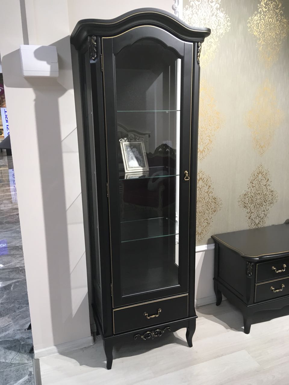 Витрина Aletan Provence, однодверная, левая, цвет: черный, размер 70х44х203 см (B602BL)B602BL Витрина Aletan Provence, однодверная, левая, цвет: черный, размер 70х44х203 см (B602BL)B602BL