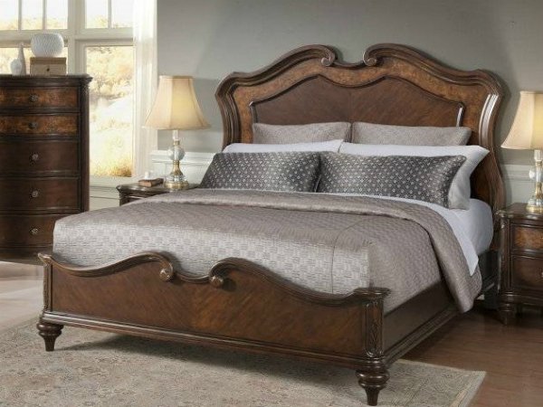 Роскошная кровать с деревянным изголовьем в спальню 