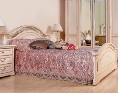 Современная кровать в кремовом цвете