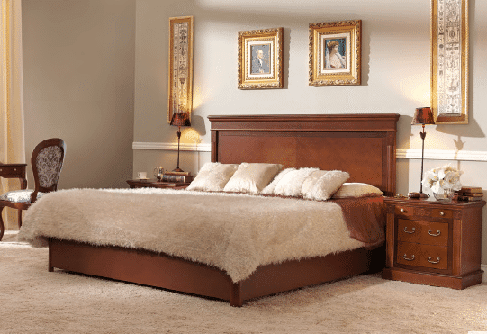 Красивая деревянная кровать 