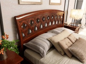 Красивая кровать с деревянным изголовьем