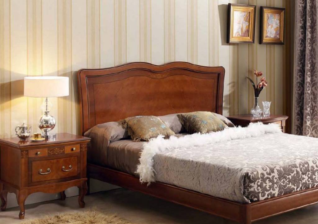 Двуспальная кровать 200х200 с деревянным изголовьем 