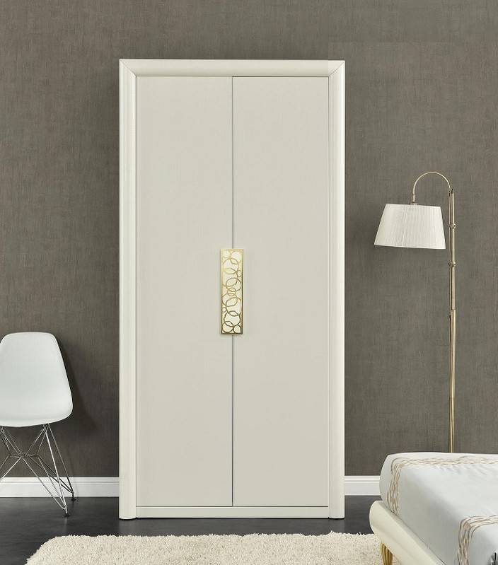 Современный шкаф для спальни белого цвета с распашными дверцами