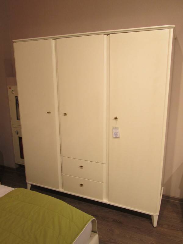 Современный трехдверный распашной шкаф для спальни