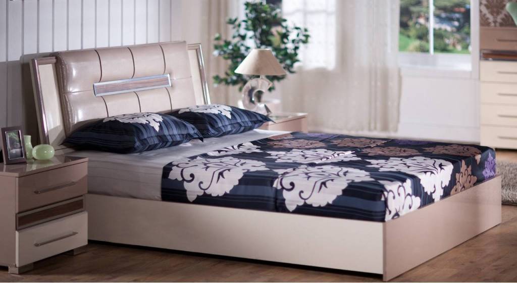 Стильная кровать в цвете слоновая кость