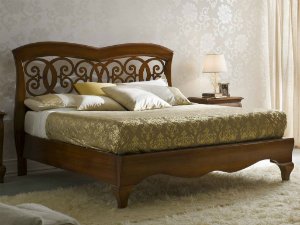 Кровать с высоким деревянным изголовьем
