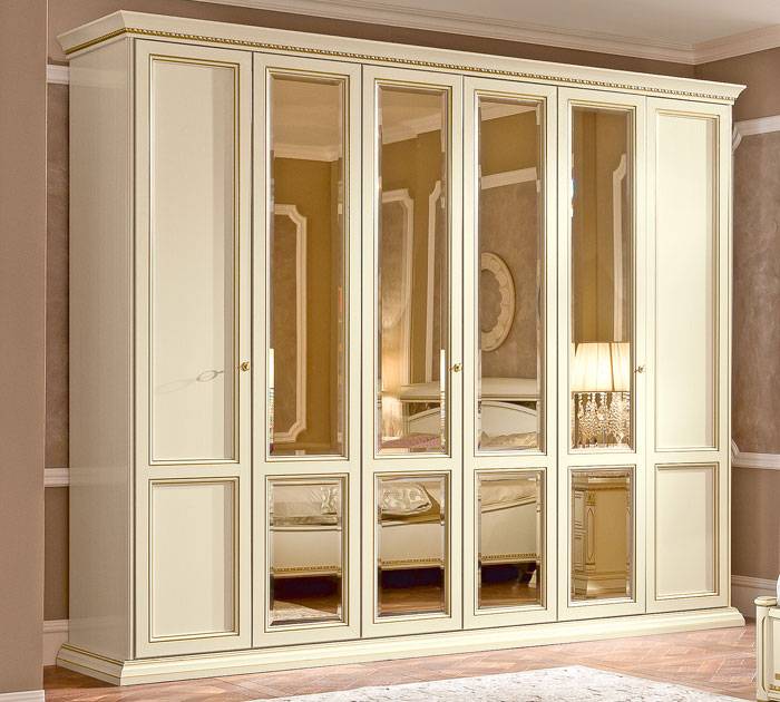 Красивый шкаф для спальни белого цвета с распашными дверцами